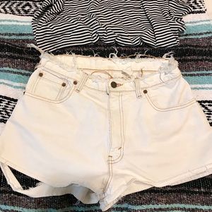 Levi’s distressed cream shorts size 4